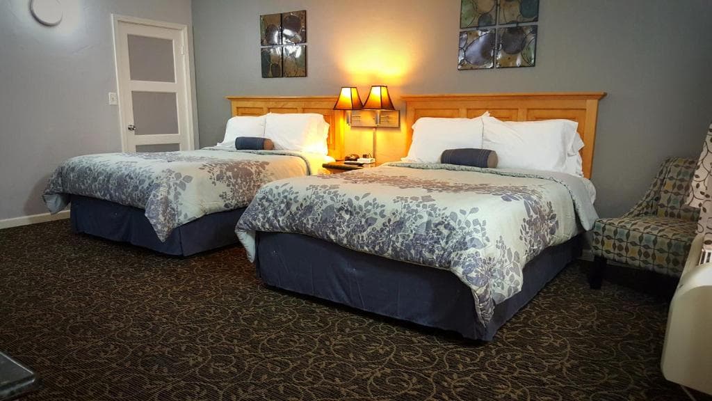 Deluxe Double Queen Room